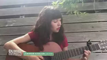 La jeune Lola Hofer chante une de ses compositions