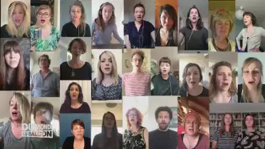 L&#039;Hymne des femmes chanté par 28 voix