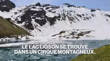 Plonger dans le lac Lioson gelé