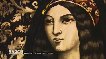 La tête dans les vitraux