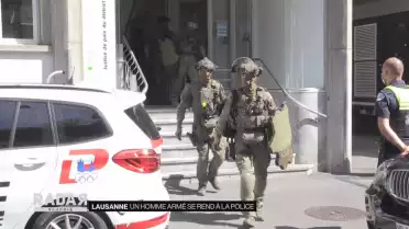Un homme armé se rend à la police