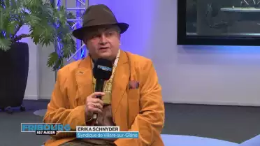 Politique: la dame au chapeau tire sa révérence