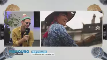 Le vidéaste au bonnet rose