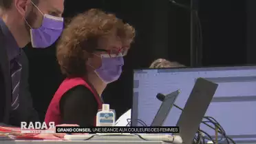 Le Grand Conseil paré de violet