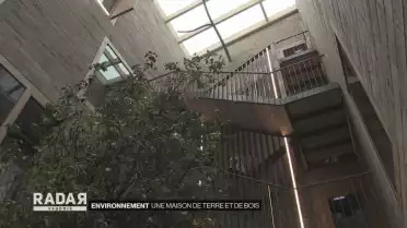 Une Maison de l&#039;Environnement faite de terre et de bois