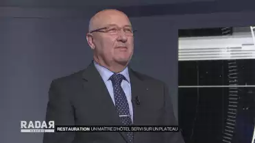 Un maître d&#039;hôtel servi sur un plateau