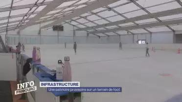 Une patinoire provisoire sur un terrain de foot