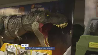 Les retardataires cherchent leurs derniers cadeaux de Noël