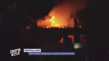 Une maison villageoise en proie aux flammes