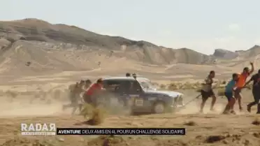 Deux amis à l&#039;aventure en Renault 4L
