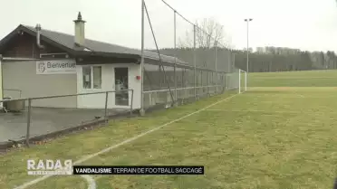 Terrain de football saccagé