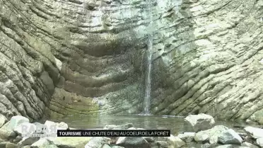 Une chute d&#039;eau au coeur de la forêt