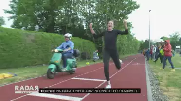 Lea Sprunger contre un municipal en Vespa sur 100 mètres !
