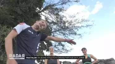 Un jeune triathlète partage sa flamme