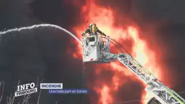 Une halle industrielle part en fumée dans le Gibloux