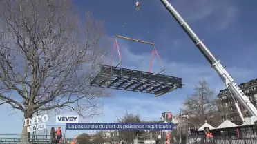 La passerelle d&#039;accès au débarcadère est posée