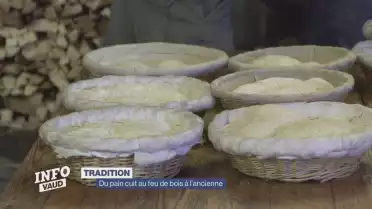 Du pain cuit au feu de bois à l&#039;ancienne