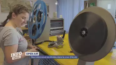 Des toiles sous les étoiles dans la cour d'école