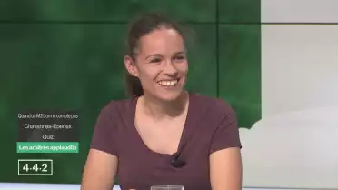 Les joueurs applaudissent les arbitres