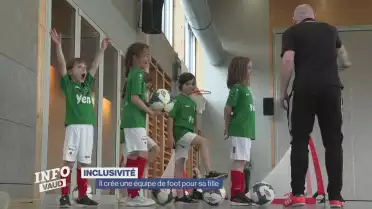 Il crée une équipe de foot pour sa fille.