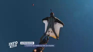 L&#039;homme qui veille sur les acrobates de l&#039;Acroshow