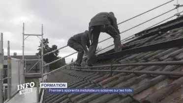 Premiers apprentis installateurs solaires sur les toits