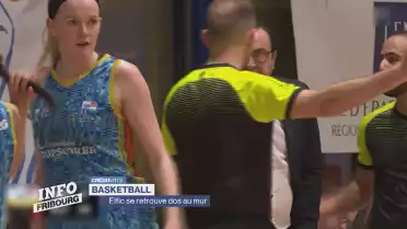 Elfic se retrouve dos au mur