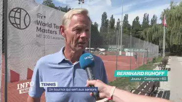 Un tournoi de tennis qui sert aux seniors