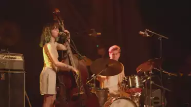 Coup de projo sur la bassiste et chanteuse Louise Knobil