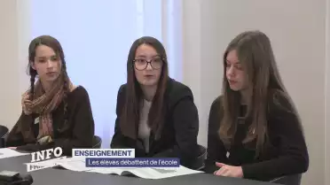 Les élèves débattent de l'école