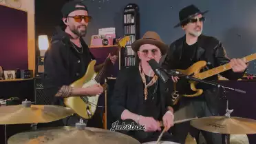 Love it or leave it alone de The Next Movement