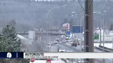 L&#039;A12 paralysée aux portes de Fribourg à cause de la neige