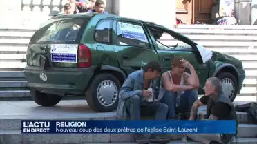 Une carcasse de voiture sur le parvis de Saint-Laurent