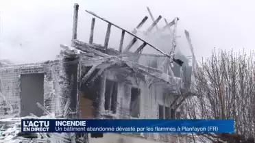 Un bâtiment détruit par les flammes à Planfayon