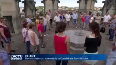 Des choristes au sommet de la Cathédrale Saint-Nicolas