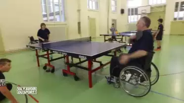 Roland Guex teste le tennis de table en fauteuil roulant