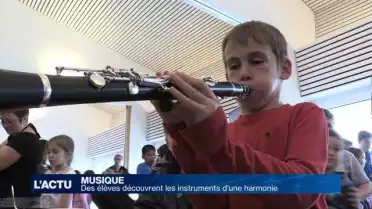 Des élèves découvrent les instruments d&#039;une harmonie