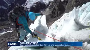 Deux alpinistes réalisent un film sur une association suisse