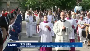 Des milliers de personnes pour la Fête-Dieu à Fribourg