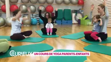 Un cours de yoga parents-enfants