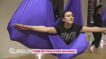 Faire du yoga dans un hamac