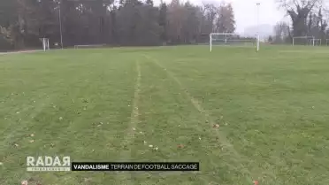 Terrain de football saccagé