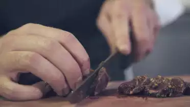 Le Tataki de chevreuil, chou rouge du chef Mathieu Biolaz