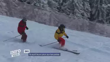 Ils sont leurs yeux sur les pistes de ski