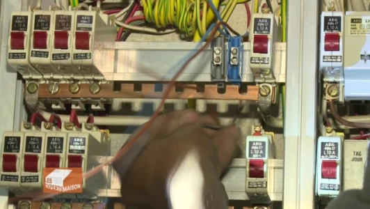 Finitions : Pose du sol et réglages électriques