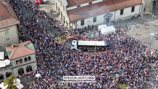 Fribourg-Gottéron champion - la parade des héros