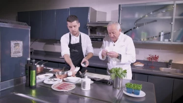 Le chef Edgard Bovier accompagné d&#039;Andres Arocena