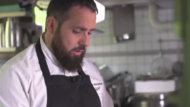 Le suprême de volaille, févette et mousseron du chef Romain