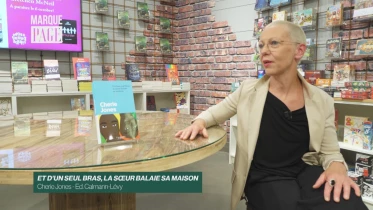 Et d&#039;un seul bras, la soeur balaie sa maison