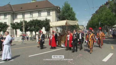 La messe et la procession du jeudi matin